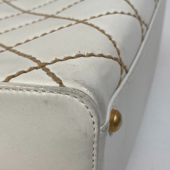 CHANEL Vintage White Bag - Picture 7 of 16